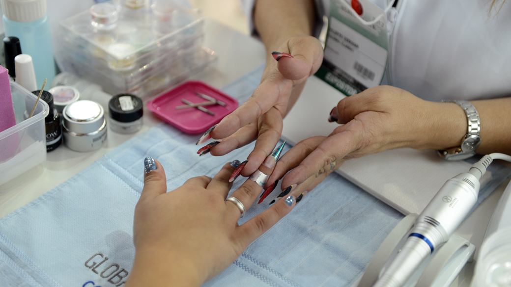 Manicures: setor de serviços pode fechar ano com pior resultado desde 2003