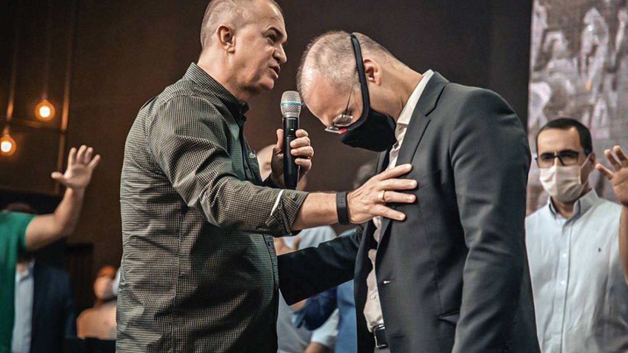 BÊNÇÃO - Mendonça: romaria por grandes igrejas de São Paulo e Santa Catarina na tentativa de se aproximar dos pentecostais -