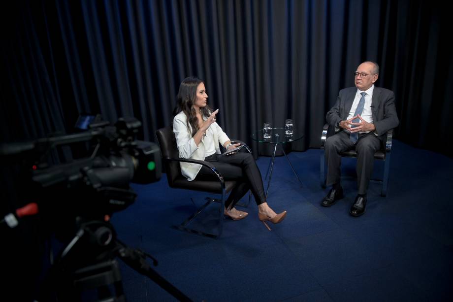 A apresentadora Marcela Rahal durante entrevista com ministro do Supremo Tribunal Federal, Gilmar Mendes