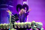 Lady Gaga: figurino gótico representa a fama e o caos que acompanham a superestrela